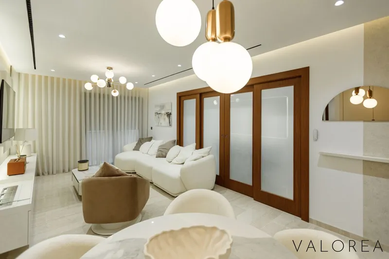 Appartement témoin Valoréa, Aïn Zaghouan : coin repas et séjour avec suspensions