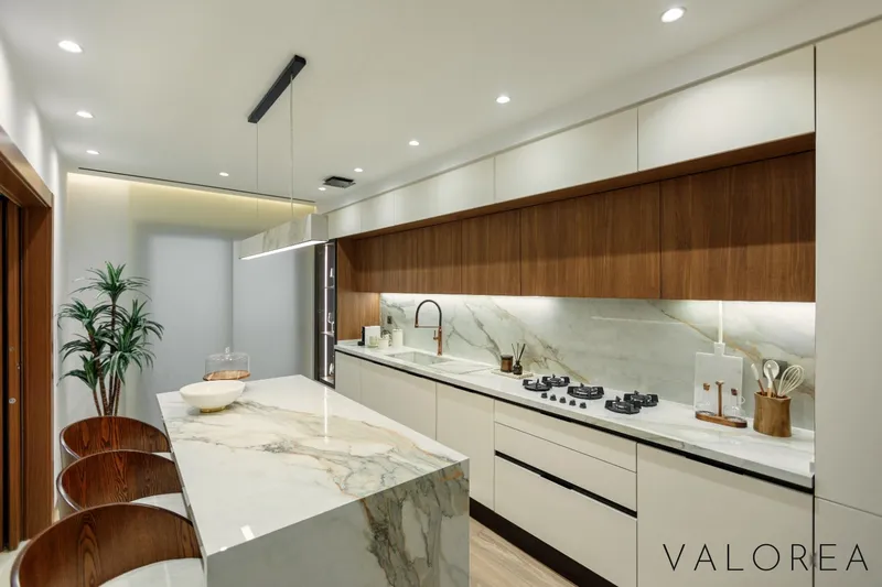 Appartement témoin Valoréa, Aïn Zaghouan : cuisine équipée avec îlot central en marbre