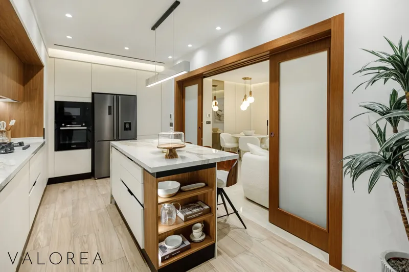 Appartement témoin Valoréa, Aïn Zaghouan : cuisine avec réfrigérateur américain et four encastré