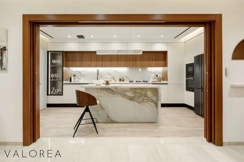 Appartement témoin Valoréa, Aïn Zaghouan : cuisine avec vue sur le séjour